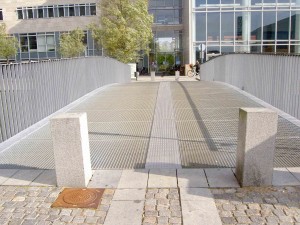 KUBlog1 Es gibt mehrere dieser "Gitterbrücken", aber nur diese hat einen extra Streifen in der Mitte, auf dem man auch laufen kann wenn man hohe Schuhe anhat. Ich habe heute ausprobiert auch über eine Brücke ohne Streifen zu laufen - mit hohen Schuhe...
